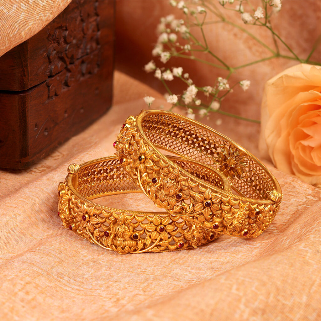 बिकवाली और बढ़ने के कारण सोने और चांदी की कीमतों में गिरावट जारी